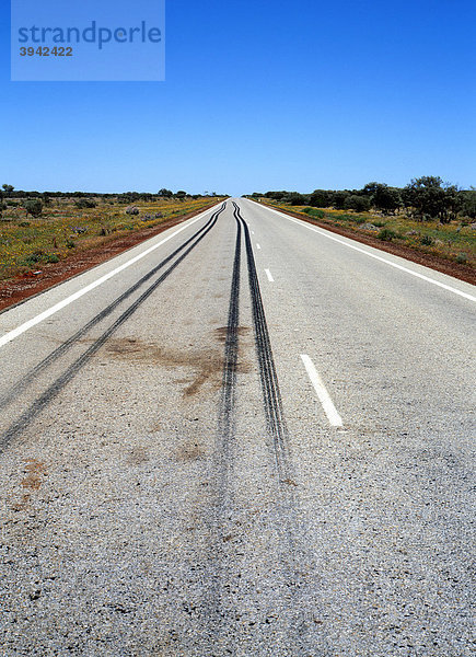 Schwarze Reifenspuren auf Northern Highway  Pilbara  Nordwest-Australien  Australien