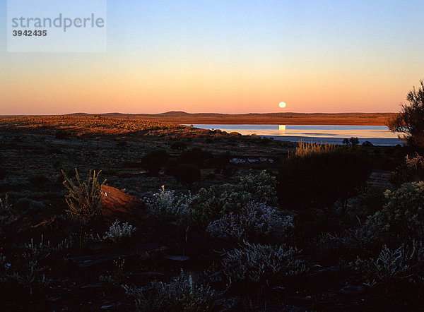 Vollmond geht während des Sonnenuntergangs auf  Murchison  Nordwest-Australien  Australien