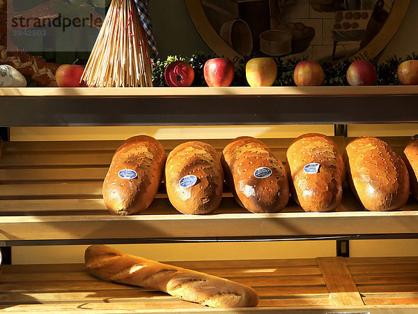 Brot im Verkaufsregal  Oberbayern  Deutschland  Europa