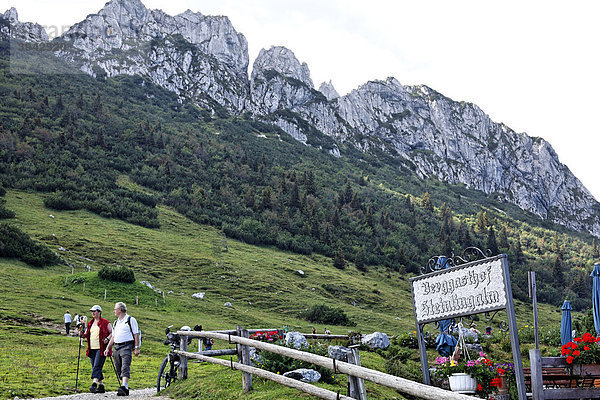 Wanderer an der Steinlingalm Pension und Restaurant  Kampenwand  Chiemgau  Oberbayern  Bayern  Deutschland  Europa