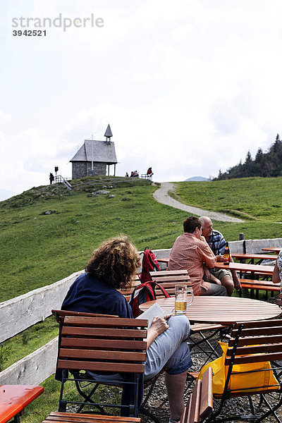 Gäste der Steinlingalm Pension und Restaurant  Kampenwand  Chiemgau  Oberbayern  Bayern  Deutschland  Europa