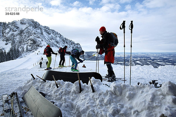 Skifahrer und Ausrüstung auf der Kampenwand  Chiemgau  Oberbayern  Deutschland  Europa