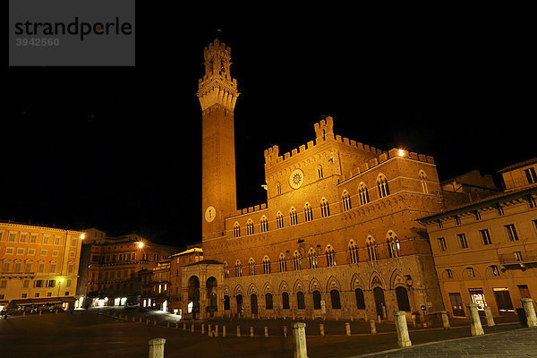 Turm Torre di Mangia und der Piazza del Campo Platz bei Nacht  Siena  Toskana  Italien  Europa
