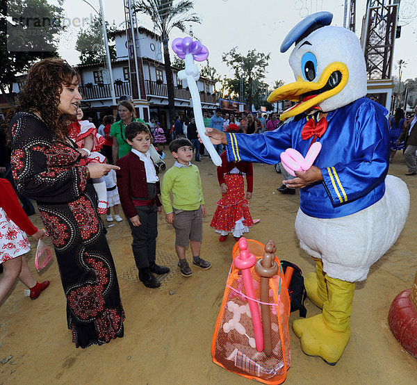 Entenfigur verteilt Ballon an eine Mutter mit Kind