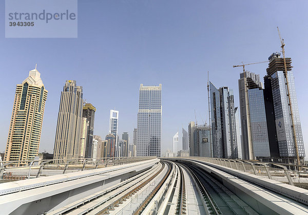 Wolkenkratzer und Metroschiene  Dubai  Vereinigte Arabische Emirate  Naher Osten