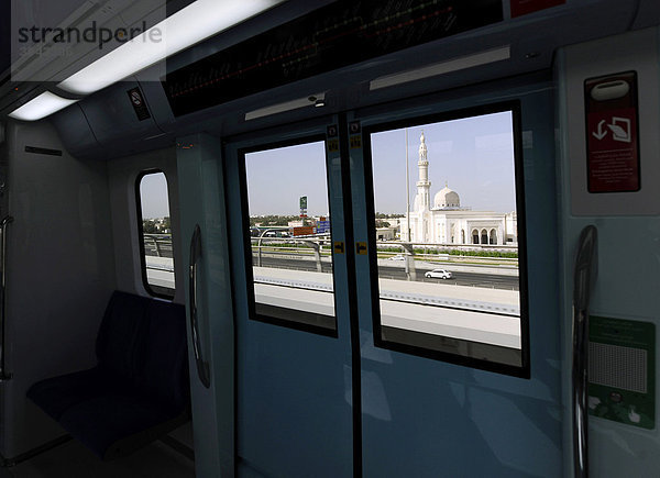 Moschee durch ein Metrofenster  Dubai  Vereinigte Arabische Emirate  Naher Osten