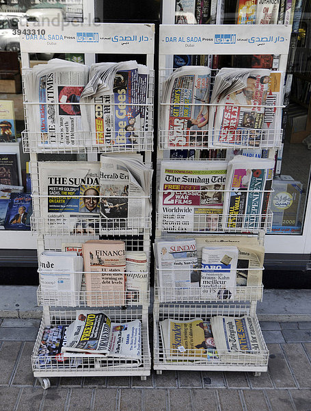 Verkaufsständer mit internationalen Tageszeitungen  Dubai  Vereinigte Arabische Emirate  Naher Osten