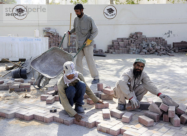 Arbeiter setzen Verbundsteine  Dubai  Vereinigte Arabische Emirate  Naher Osten