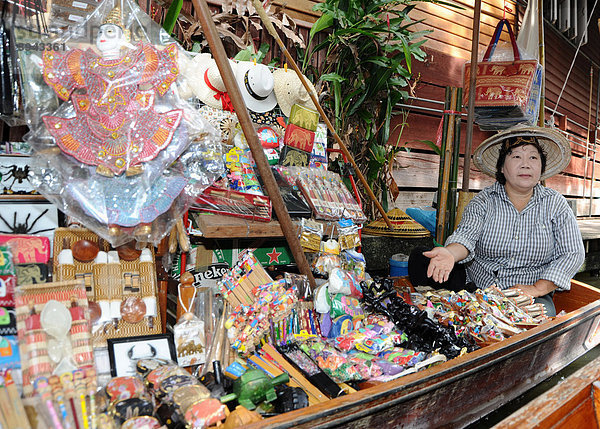 Frau mit Esswaren in einem Holzboot  Floating Market  Bangkok  Thailand  Asien