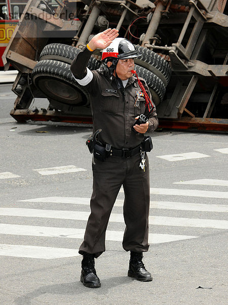 Polizist hält rechte Hand hoch  Bangkok  Thailand  Asien