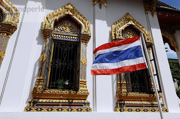 Tempel und Thailand-Fahne  Bangkok  Thailand  Asien