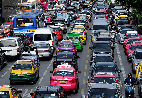 Autoreihen auf einer mehrspuriger Fahrbahn  Bangkok  Thailand  Asien