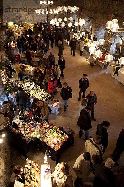 Ausstellung von Kunsthandwerk am Weihnachtsmarkt  Adventmarkt  in der Burgruine Aggstein im Weltkulturerbe Wachau  Niederösterreich  Österreich  Europa
