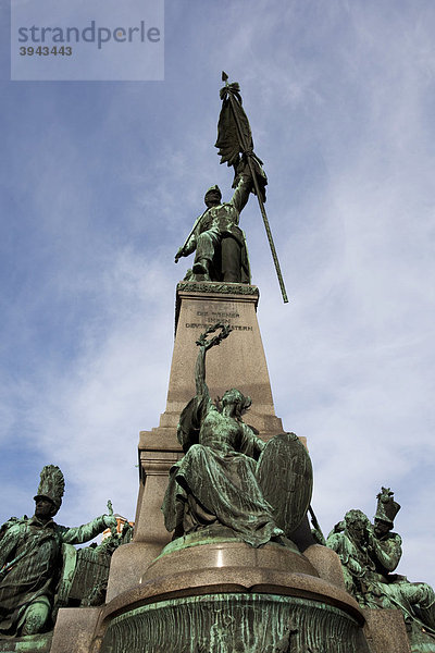 Kriegerdenkmal vor der Theresienkaserne  Deutschmeister  Prachtbauten und Denkmäler an der Ringstraße  Metropole Wien  Österreich  Europa