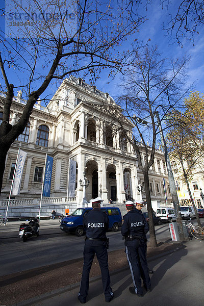 Polizisten beobachten das Geschehen vor der Uni an der Ringstraße  Metropole Wien  Österreich  Europa