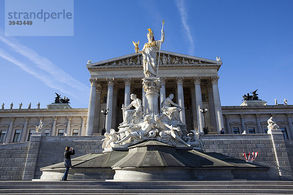 Skulptur der Pallas Athene vor dem Parlament  Prachtbau an der Ringstraße  Metropole Wien  Österreich  Europa