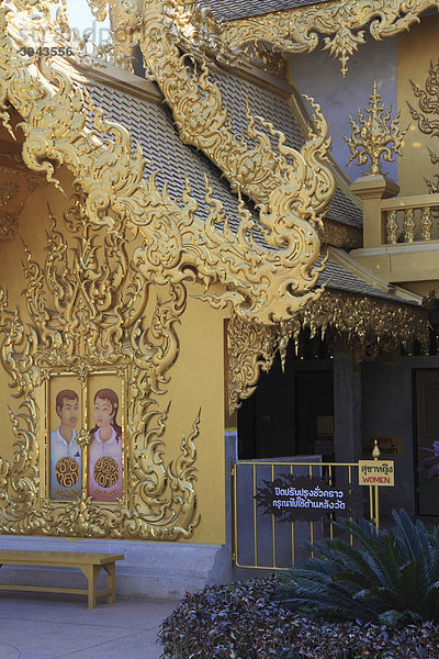 Goldenes Toilettenhaus mit Eingang für Damen  Weißer Tempel  Wat Rong Khun des Künstlers Chalermchai Kositpipat  bei Chiang Rai  Nordthailand  Thailand  Asien