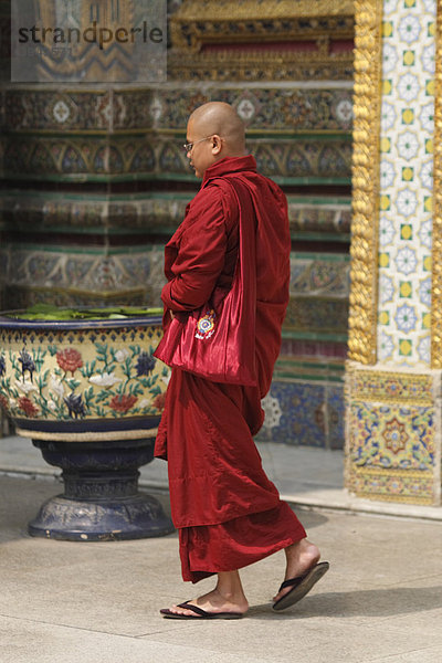 Buddhistischer Mönch in rotem Gewand  Königstempel Wat Phra Kaeo  Bangkok  Thailand  Asien