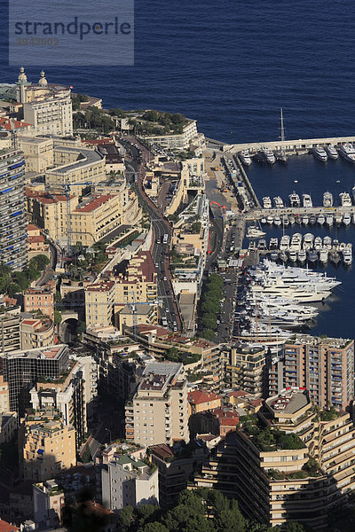 Stadtteil Monte Carlo  Fürstentum Monaco mit der Auffahrt zum Kasino  dem Beginn des Formel 1 Rundkurses  links oben das Kasino  rechts der Hafen La Condamine mit Superyachten  CÙte d'Azur  Europa