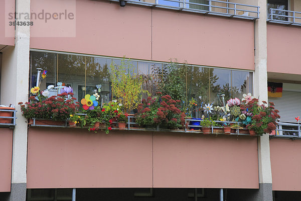 Balkone eines Plattenbaus mit Deutschlandfahne  Landsberger Allee  Berlin Ost  Deutschland  Europa