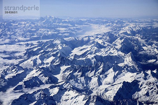 Luftbild Berner Oberland mit Eiger  Mönch  Jungfrau  Lauteraarhorn  Schreckhorn  Großfiescherhorn  Finsteraarhorn  Aletschhorn  hinten das RhÙne-Tal und der Mont Blanc  gesehen aus Richtung Osten  Schweizer Alpen  Schweiz  Europa