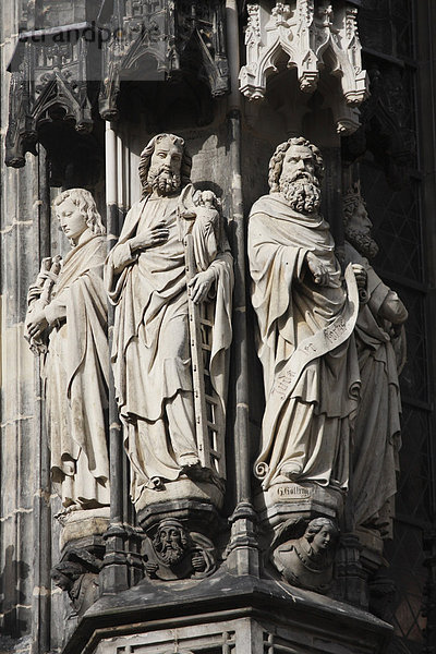 Statuen von Heiligen am Aachener Dom  Aachen  Nordrhein-Westfalen  Deutschland  Europa