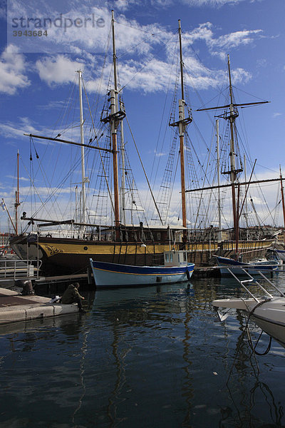 Windjammer  3-Master  Restaurantschiff  Vieux Port  Hafen Marseille  DÈpartement Bouches du RhÙne  RÈgion Provence-Alpes-Cote-d'Azur  Südfrankreich  Europa