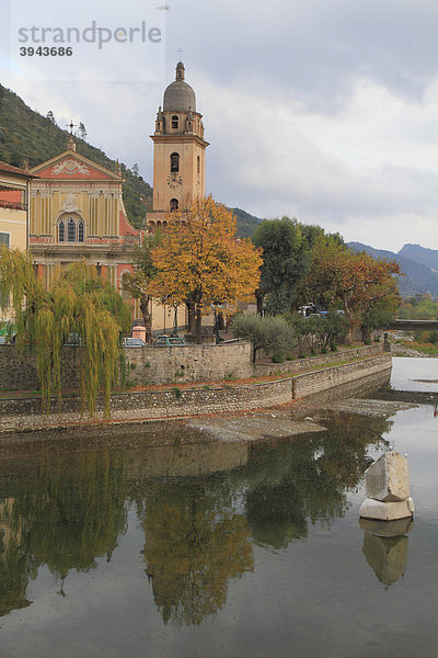 Kirche und Fluss Nervia  Dolceacqua  Provinz Imperia  Region Ligurien  Italien  Europa
