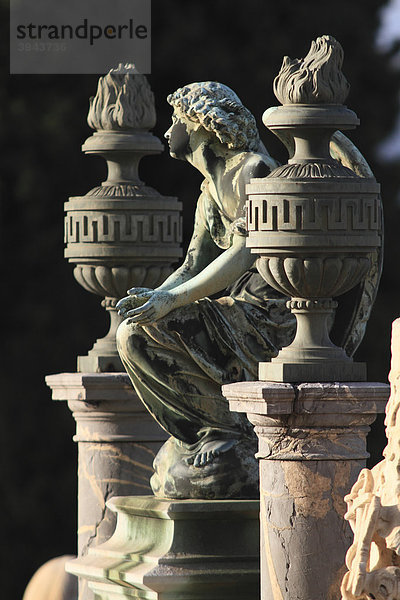 Statue eines sitzenden Engels zwischen zwei Urnen auf einem Grabmal  Friedhof CimetiËre du Vieux Ch‚teau  Nizza  DÈpartement Alpes Maritimes  RÈgion Provence Alpes CÙte d'Azur  Südfrankreich  Frankreich  Europa