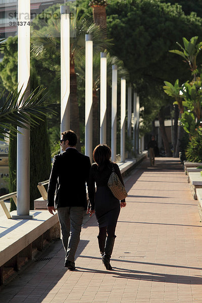Reiches Paar an der Strandpromenade Larvotto  Fürstentum Monaco  CÙte d'Azur  Europa