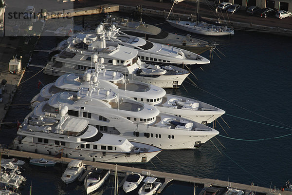 Luxusyachten  darunter die baugleichen Motoryachten Caneli und Waterlily  im an Monaco angrenzenden Hafen Cap d'Ail  DÈpartement Alpes Maritimes  RÈgion Provence Alpes CÙte d'Azur  Frankreich  Europa