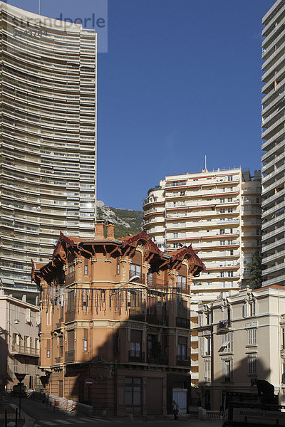 Zwischen Hochhäusern eingekeiltes historisches Haus am Boulevard d'Italie  Monaco  CÙte d'Azur  Europa