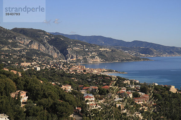 Blick von der Kapelle La Pausa in Roquebrune Cap Martin auf Menton und die Grenze zu Italien  Alpes Maritimes  CÙte d'Azur  Frankreich  Europa
