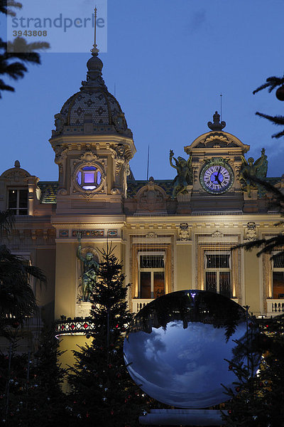 Kasino und Oper Monte Carlo mit Spiegel und Weihnachtsbäumen in der Dämmerung  Fürstentum Monaco  Europa Weihnachtsbäume