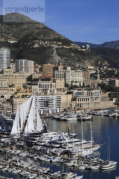 Blick vom Fürstenpalast auf den Hafen la Condamine und Monte Carlo  Fürstentum Monaco  CÙte d'Azur  Europa