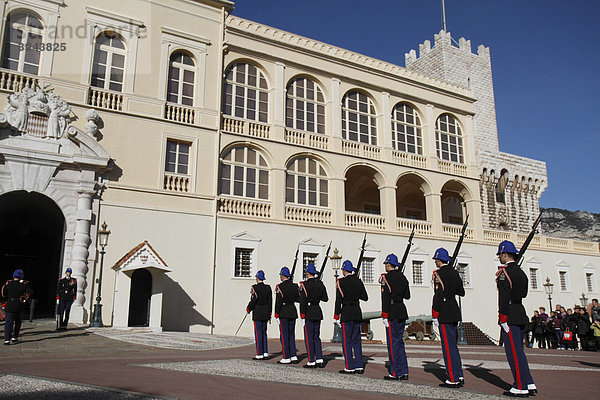 Wachablösung der fürstlichen Garde um 12 Uhr vor dem Fürstenpalast  Aufmarsch der ablösenden Wache  Fürstentum Monaco  CÙte d'Azur  Europa