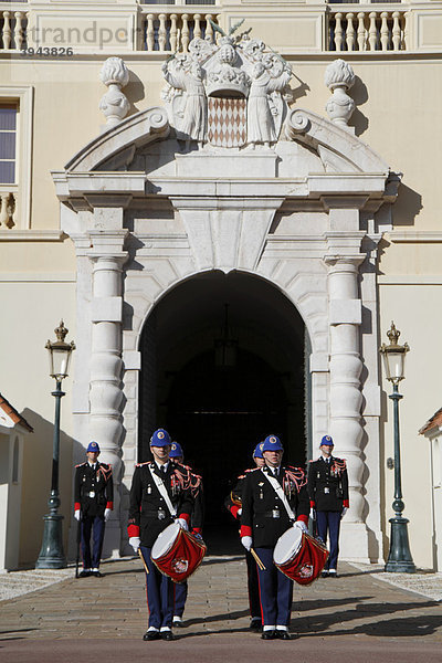 Wachablösung der fürstlichen Garde um 12 Uhr vor dem Fürstenpalast  Militärkapelle  Fürstentum Monaco  CÙte d'Azur  Europa