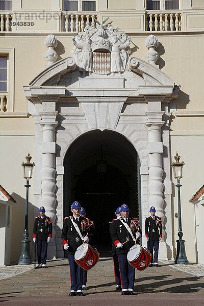Wachablösung der fürstlichen Garde um 12 Uhr vor dem Fürstenpalast  Militärkapelle  Fürstentum Monaco  CÙte d'Azur  Europa