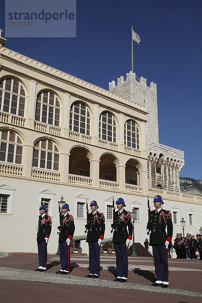 Wachablösung der fürstlichen Garde um 12 Uhr vor dem Fürstenpalast  Fürstentum Monaco  CÙte d'Azur  Europa