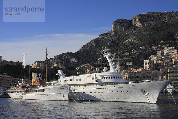 Motoryachten SS Delphine und Atlantis II im Hafen La Condamine  hinten die Altstadt mit dem Fürstenpalast  Fürstentum Monaco  CÙte d'Azur  Europa