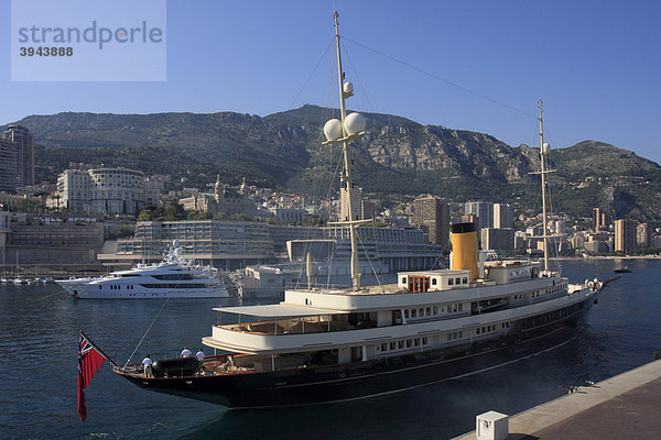 Motoryacht Nero verlässt den Hafen La Condamine  hinten Monte-Carlo mit dem Kasino  Fürstentum Monaco  CÙte d'Azur  Europa