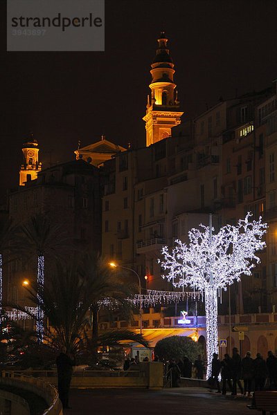 Altstadt von Menton mit Eglise St. Michel zur Weihnachtszeit  Lichtbaum  DÈpartement Alpes Maritimes  RÈgion Provence Alpes CÙte d'Azur  Südfrankreich  Frankreich  Europa