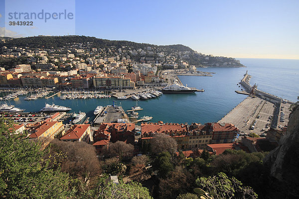Hafen  gesehen vom Schlossberg  rechts die Parkfläche für die Abfertigung der Fähren nach Korsika  Nizza  DÈpartement Alpes Maritimes  RÈgion Provence Alpes CÙte d'Azur  Südfrankreich  Frankreich  Europa
