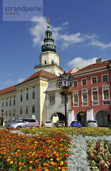 Häuser und Turm des Erzbischöfliches Schlosses  Velke namesti Hauptplatz  in Kromeriz  Kremsier  Tschechische Republik  Europa