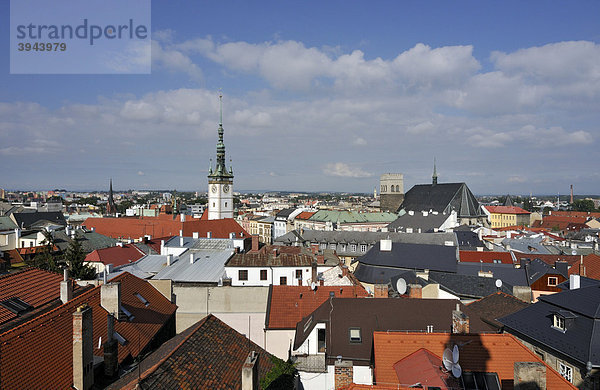 Blick über die Dächer  den Rathausturm und die Mauritzkirche  Altstadt von Olomouc  Tschechische Republik  Europa