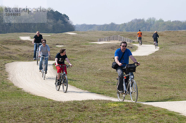 Urlauber fahren mit ihren Fahrrädern in den Binnendünen des Nordsee-Ferienorts Renesse  Schouwen-Duiveland  Zeeland  Niederlande  Europa