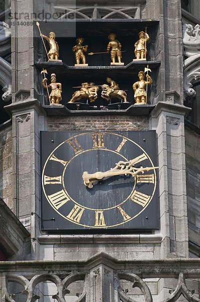 Die Turmuhr des spätgotischen Rathauses von Middelburg  Walcheren  Zeeland  Niederlande  Europa
