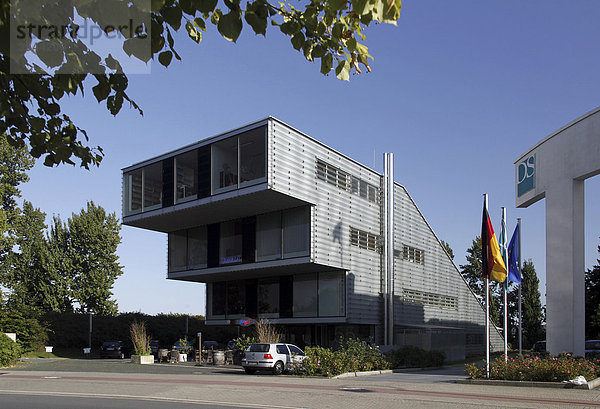 Gestaffeltes Bürogebäude im Gewerbepark Stadtkrone Ost  Dortmund  Nordrhein-Westfalen  Deutschland  Europa