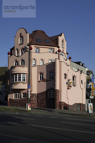 Büro- und Geschäftshaus im Hundertwasser-Stil  Aplerbeck  Dortmund  Nordrhein-Westfalen  Deutschland  Europa
