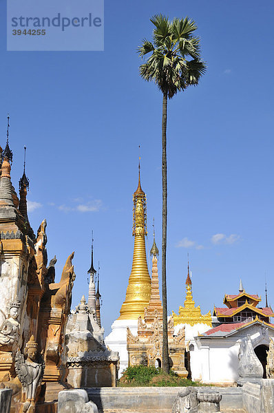 Stupas  buddhistische Pagode  Tharkong  Sankar  südlicher Inle-See  Burma  Birma  Myanmar  Südostasien